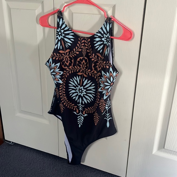 One piece swimsuit - Picture 1 of 2